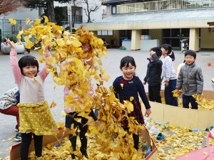 秋…落ち葉で遊ぶ子どもたち（年中）