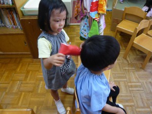 P1000054　美容院ごっこ