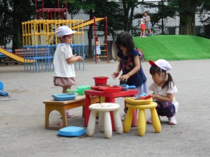 DSCN2254　　年中女児　もりあかり　かまたすみれ　鈴木のな　園庭おうちごっこ