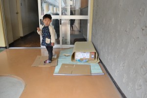 DSC_5566年少子どもの考えを先生が形にするのを手伝う　ベッド