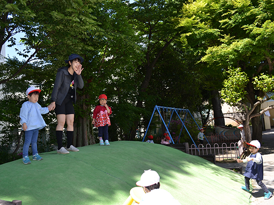 先生と一緒に　お山にのぼったよ