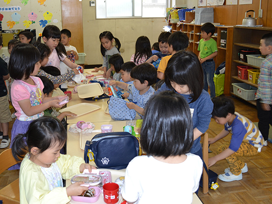 春。年少組のお弁当の用意をお手伝い（年長）