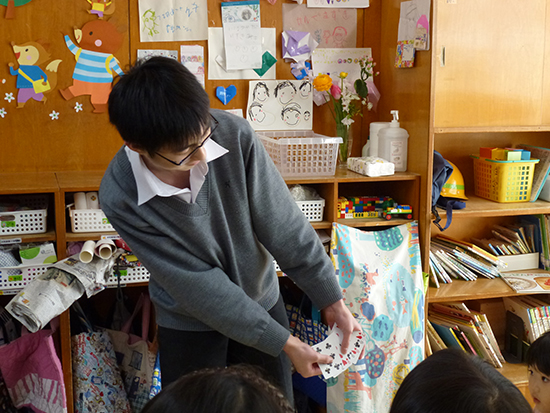 奇術部　もみじ幼稚園でマジックショーを開催