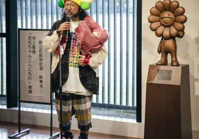 学園創立100周年を記念して、卒業生の村上隆さんから銅像が贈られまし